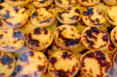 Pastel de Nata, Lizbon 'daki fırında satılık Portekiz usulü yumurta kremalı tartlar. Lizbon. Portekiz.