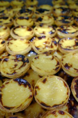 Pastel de Nata, Lizbon 'daki fırında satılık Portekiz usulü yumurta kremalı tartlar. Lizbon. Portekiz.