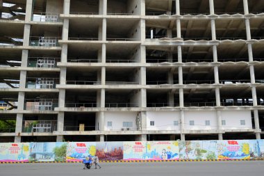 Şehir merkezinde inşaat halindeki bir bina. İnşaat alanı. Ho Chi Minh Şehri. Vietnam.