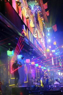 Restoranlarda ve barlarda ışıklandırmalı gece manzarası. Gece hayatı. Bui Vien Caddesi. Ho Chi Minh Şehri. Vietnam.