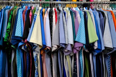 Ben Thanh Pazarı. Satılık gömlekler. Ho Chi Minh Şehri. Vietnam.