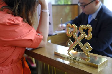 İki anahtarın sembolü olan lüks bir otelde kapıcı..