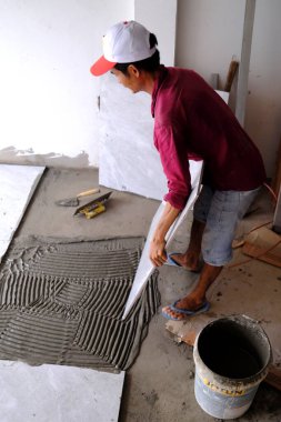 Bir apartmanda inşaat alanında. İşçi işte. Ho Chi Minh Şehri. Vietnam.