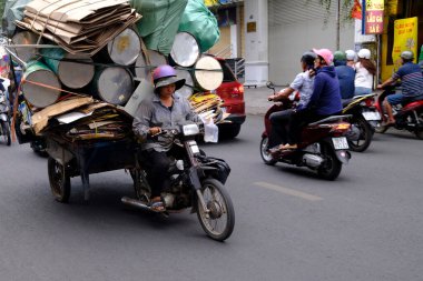 Geri dönüştürülmesi gereken atıklı scooter. Seçici sıralama. Ho Chi Minh Şehri. Vietnam.
