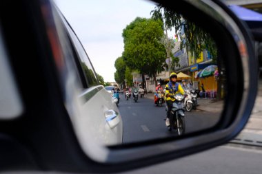 Araba sürücüsü dikiz aynasına bakıyor. Ho Chi Minh Şehri. Vietnam.