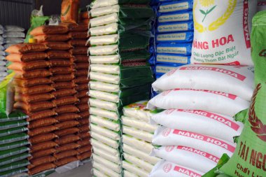 Toptancıda bir torba pirinç. Ticaret ve ekonomi. Tan Chau. Vietnam.