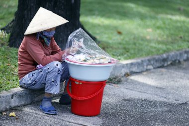Sokaktaki Vietnamlı yapışkan pirinç satıcısı. Ho Chi Minh Şehri. Vietnam.