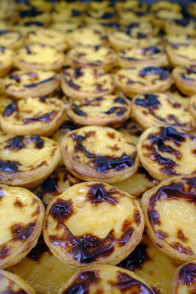 Pastel de Nata, Lizbon 'daki fırında satılık Portekiz usulü yumurta kremalı tartlar. Lizbon. Portekiz.