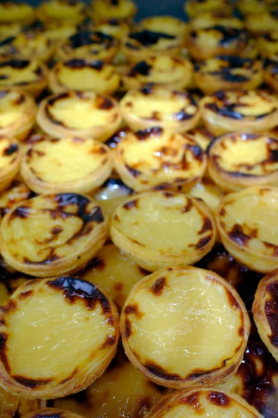 Pastel de Nata, Lizbon 'daki fırında satılık Portekiz usulü yumurta kremalı tartlar. Lizbon. Portekiz.