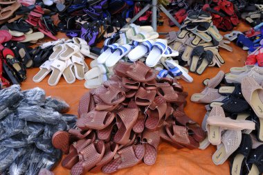 Markette satılmak üzere Çin 'de yapılmış renkli plastik sandaletler. Tan Chau. Vietnam.