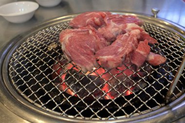 Restoran barbekü spesiyaliteleri sunuyor. Sığır eti.