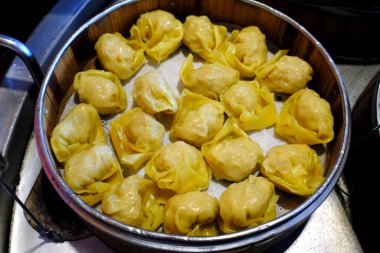 Dim sum ve köfte büfesi bir restoranda. Buharlı sepetler.