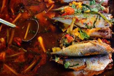 Vietnam sokak yemeği. Izgara balık ve sebze. Ho Chi Minh Şehri. Vietnam.