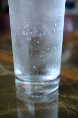 Buz ile köpüklü su bardak.