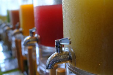 Açık büfede bir sıra taze meyve suyu. Meyve suyu büfesi sabah otelde servis ediliyor..