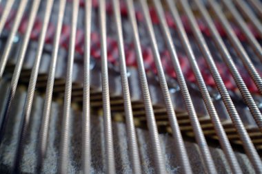 Bir kuyruklu piyanonun içi. İplerdeki detaylar..