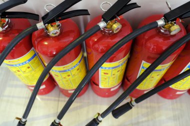 Bir otelin lobisinde yangın söndürücüler var..