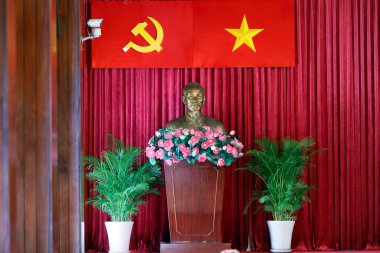 Birleşme ya da Bağımsızlık Sarayı. Ho Chi Minh heykeli ve komünist bayrağı. Ho Chi Minh Şehri. Vietnam.