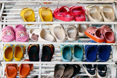 Çocuk ayakkabıları düzgünce okulun dışına istiflenmiş. Bir Giang Eyaleti. Mekong Delta, Vietnam.