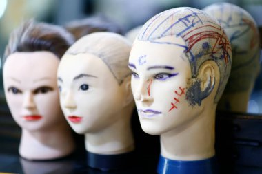 Kuaför mankeni kafası. Eğitmen. Saç kesmek ve kuaför olmak için eğitim ve öğrenme ekipmanları. Bir Giang Eyaleti. Mekong Delta, Vietnam.