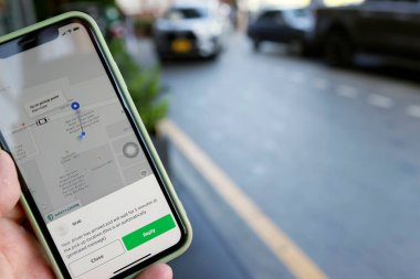 Akıllı telefondan yakalama uygulaması. Şoförü bekliyorum. Ulaşım. Ho Chi Minh Şehri. Vietnam.