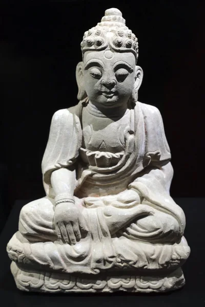 Doğu Müzesi. Lizbon 'da oturan Buda heykeli. Portekiz.