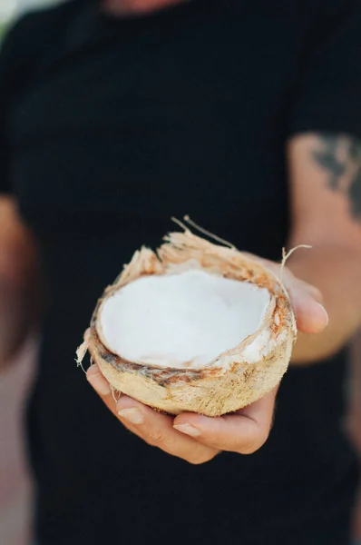 Meio Coco Mão Homem Sobre Fundo Preto — Fotografia de Stock