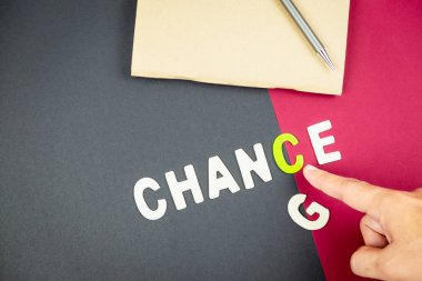 Kırmızı ve siyah arka plan - şans açıklamalarıyla C harfini el işaret değişim kavramı iyi bir şans olabilir