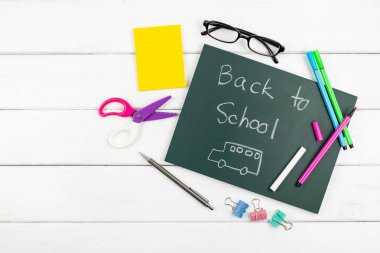 Okul ifadeler için arkasına yazı tahtası Beyaz ahşap arka planda Kırtasiye ile yukarıdan
