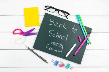 Okul ifadeler için arkasına yazı tahtası Beyaz ahşap arka planda Kırtasiye ile yukarıdan