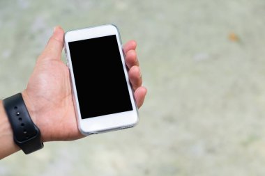 Bir dakika dostum cep telefonu elinde