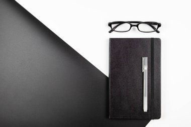 Defter ve kalem ile en az Ofis Masası