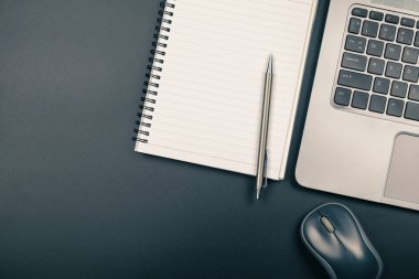 Ofis Masası defter kalem ve dizüstü bilgisayar ile Üstten Görünüm