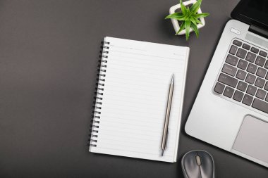 Siyah arka plan üzerinde dizüstü bilgisayar içeren boş boş dizüstü bilgisayarın üst görünümü