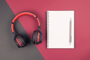 Kalem ve kulaklıklı boş dizüstü bilgisayarın üst görünümü