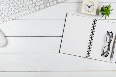 Minimum ofis masasında dizüstü bilgisayarın en iyi görünümü