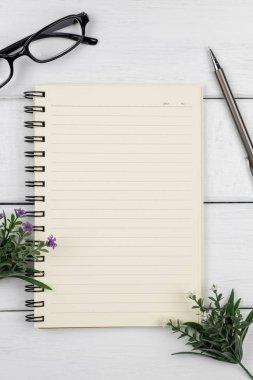 Beyaz ahşap masa üzerinde kalem ile açık bir dizüstü üst görünümü