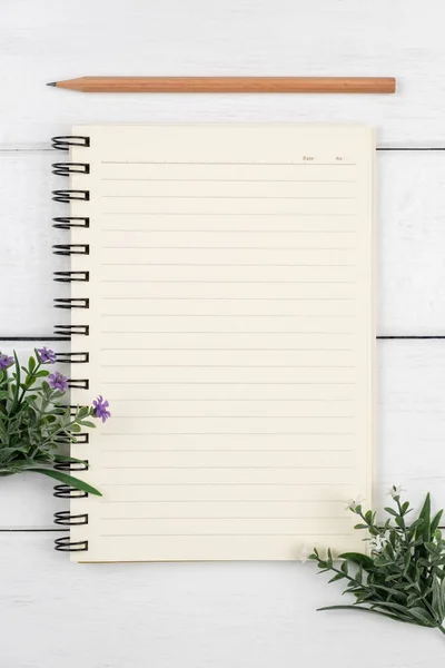 Top vy över en öppen anteckningsbok med blyertspenna på vitt trä skrivbord — Stockfoto