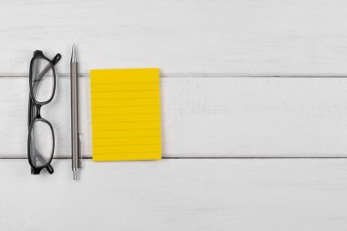 Kalemli boş yapışkan notun üst görünümü