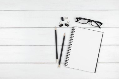 Açık boş bir not defteri ne kadar az ofis masasının üst görünümü ve 