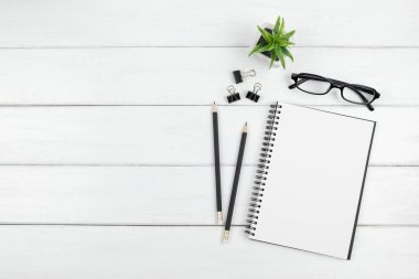 Açık boş bir not defteri ne kadar az ofis masasının üst görünümü ve 