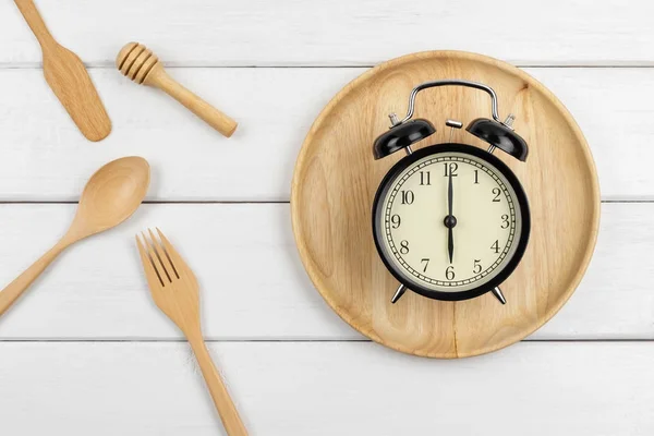 Pohled na dřevěné nádobí a kuchyňské náčiní s hodinami — Stock fotografie