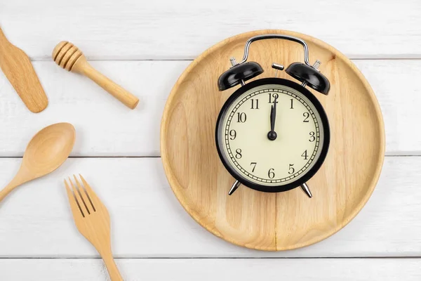 Pohled na dřevěné nádobí a kuchyňské náčiní s hodinami — Stock fotografie