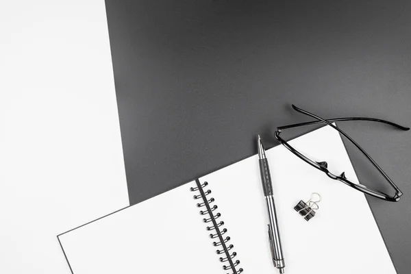 Κορυφαία όψη του κενού σημειωματαρίου και του μολυβιού σε μαύρο και άσπρο πίσω μέρος — Φωτογραφία Αρχείου