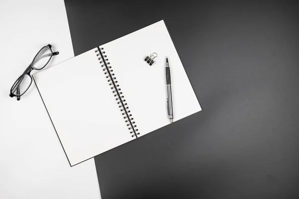 Κορυφαία όψη του κενού σημειωματαρίου και του μολυβιού σε μαύρο και άσπρο πίσω μέρος — Φωτογραφία Αρχείου