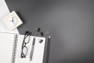 Kırtasiye öğeleri yle açık bir dizüstü bilgisayarın üst görünümü