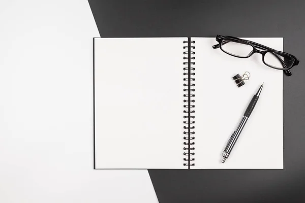 Κορυφαία προβολή ενός σημειωματαρίου με στυλό σε μαύρο και άσπρο φόντο — Φωτογραφία Αρχείου