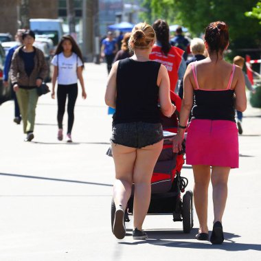 Tombul kız şortu giymiş