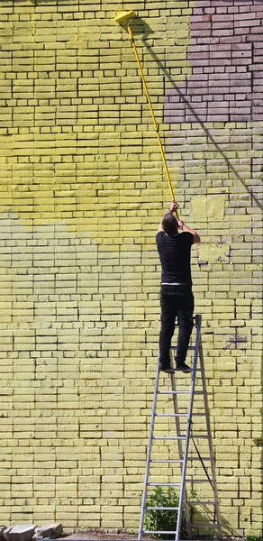 Покраска Кирпичной Стены Желтый Цвет — стоковое фото