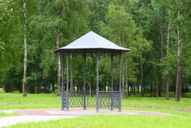 Çardak bir park alanı Yesenina, Tovarischeskiy prospekt Saint Petersburg Rusya Haziran 2018